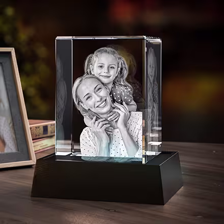 Cristal photo 3D rectangulaire vertical personnalisé avec une gravure laser réaliste représentant une mère et sa fille, présenté sur une base lumineuse LED noire.
