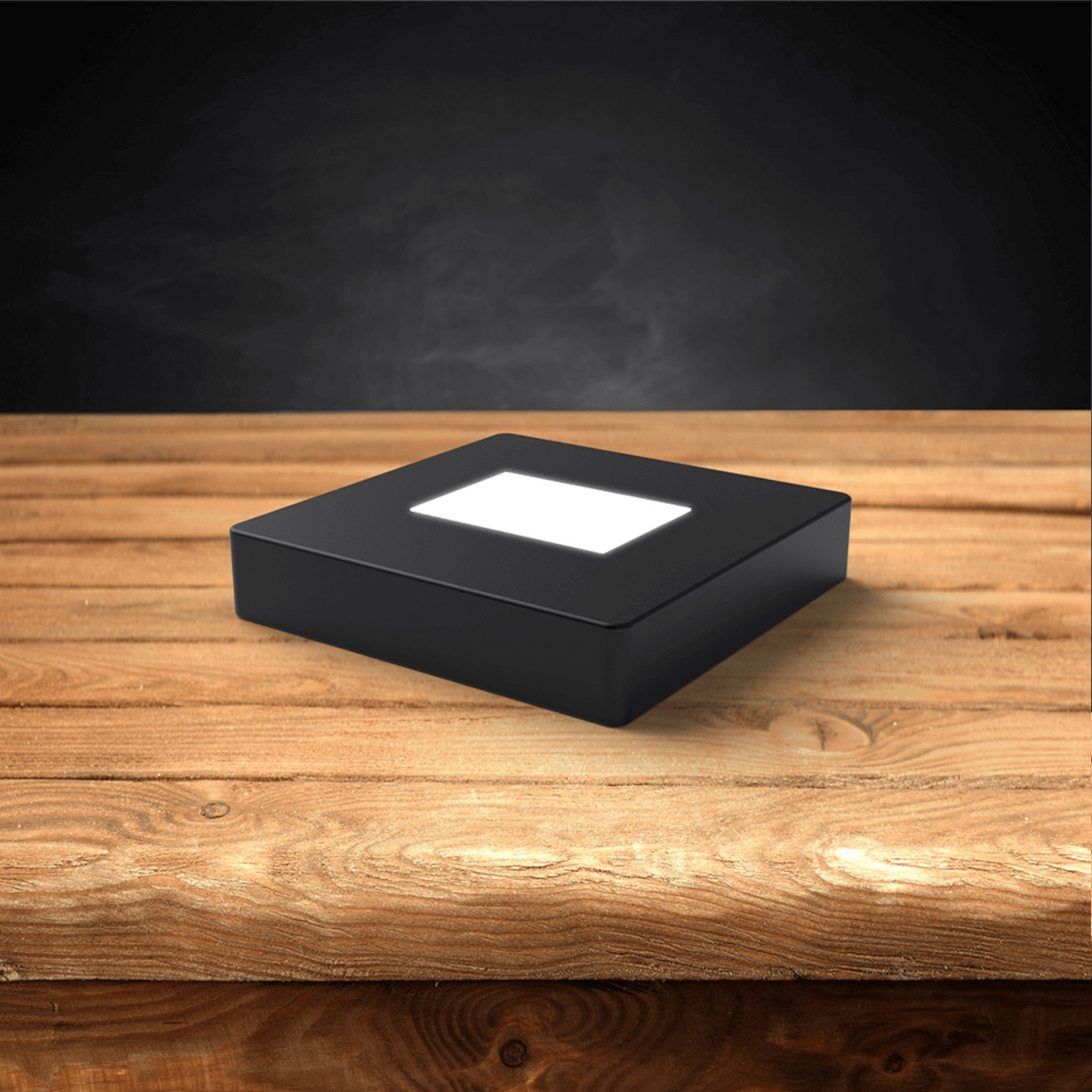 Base lumineuse LED en bois avec un fond sombre.